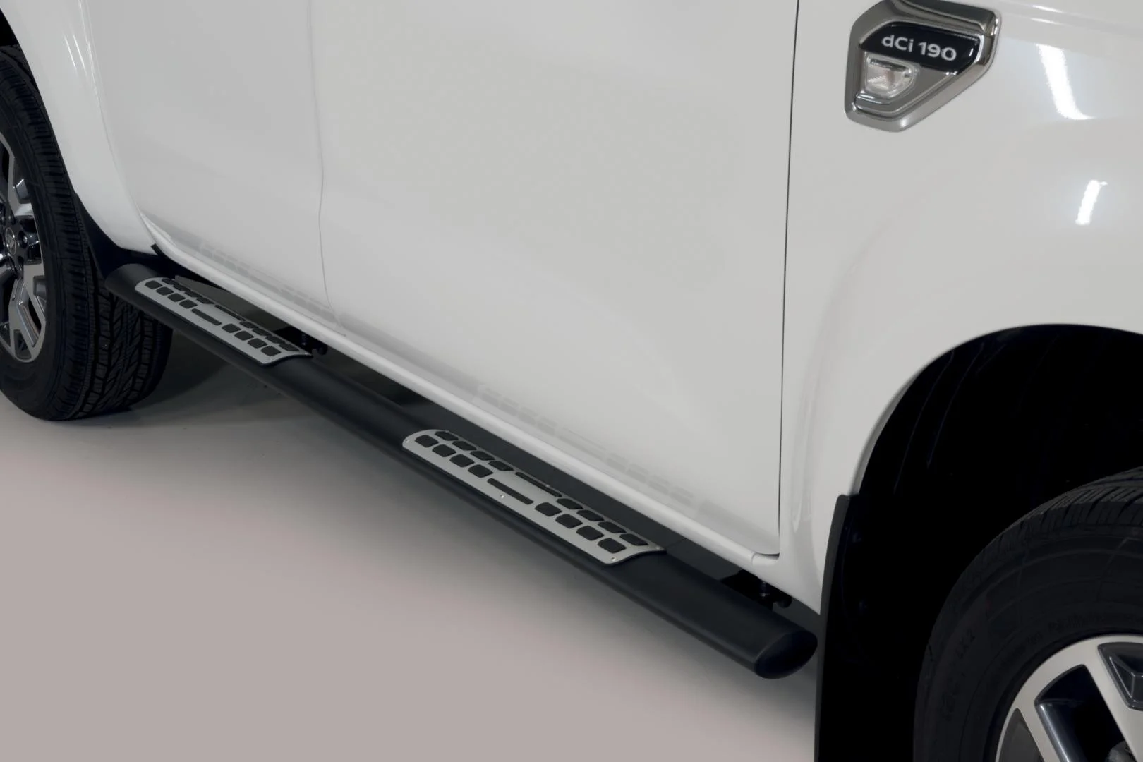 Schwellerrohre Design oval mit Tritt-Auflage