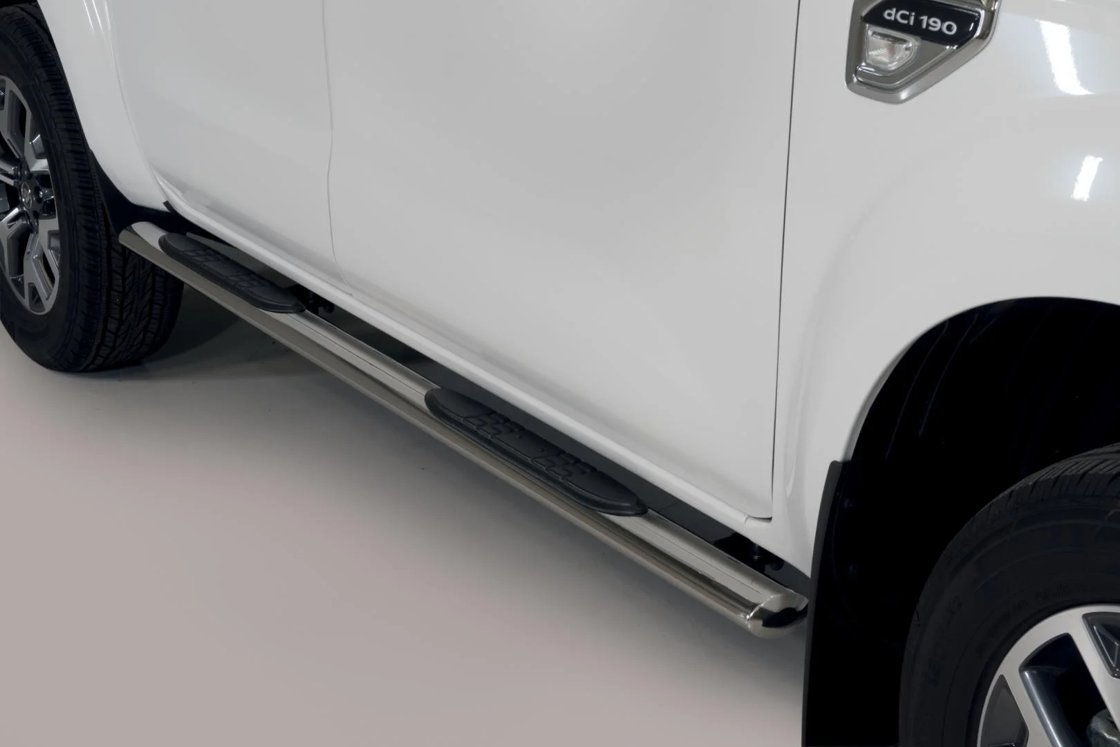 Schwellerrohre Design oval mit Tritt-Auflage